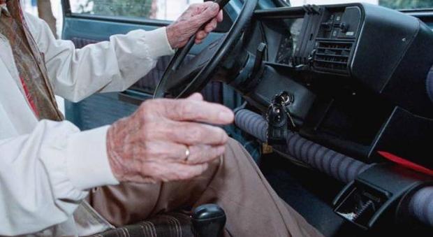 Investe uno scooter e scappa, pirata della strada a 92 anni: "Dovevo correre a dare da mangiare a mia moglie malata"