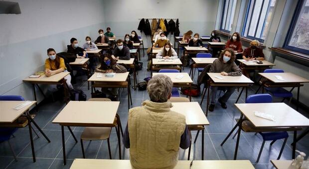 Aumento stipendi docenti 2023, sbloccati 300 milioni: in busta paga fino a 124 euro in più. Ecco le tabelle