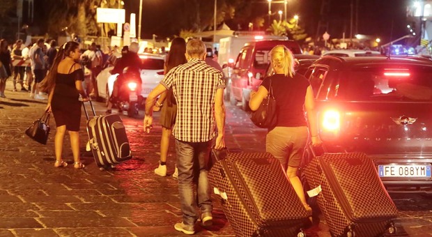 «Ora vogliamo partire subito»: bolgia al porto di Ischia, è fuga di turisti dopo il sisma