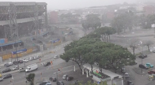 Fuorigrotta: il gelo "regala" alla città una insolita nevicata che ricopre lo stadio San Paolo