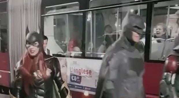 Batman in giro per Roma, il cittadino lo avverte: «Non prendere il bus che fai tardi». Il video è virale