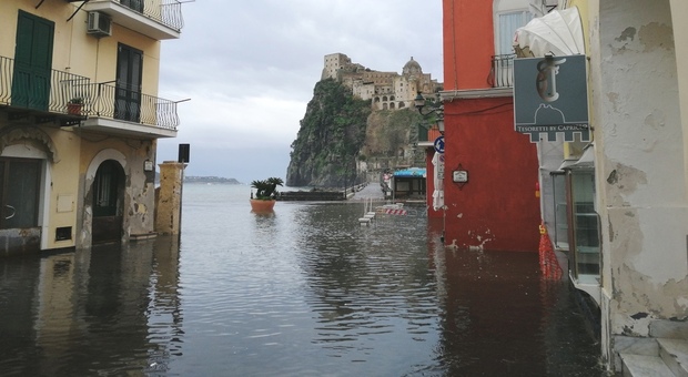 Maltempo sulla Campania, a Ischia Ponte torna «l’acqua alta» ed è subito polemica