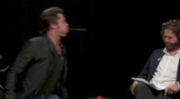 Brad Pitt sputa la gomma in faccia al conduttore: gli aveva chiesto di Jennifer Aniston