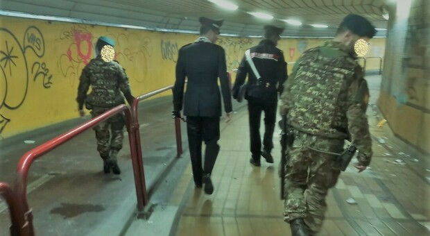 Carabinieri e lagunari controllano sottopasso della stazione di Mestre