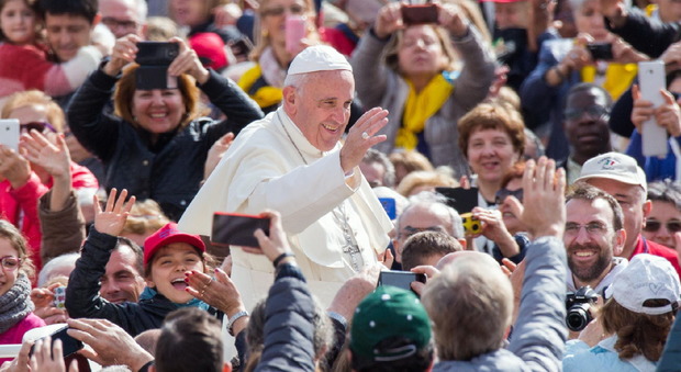Papa Francesco abbraccia ex prostitute e transessuali all'udienza giubilare
