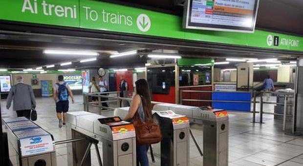 Milano, sassi contro i treni della metro, presi due 13enni. «Raid per passare il tempo»