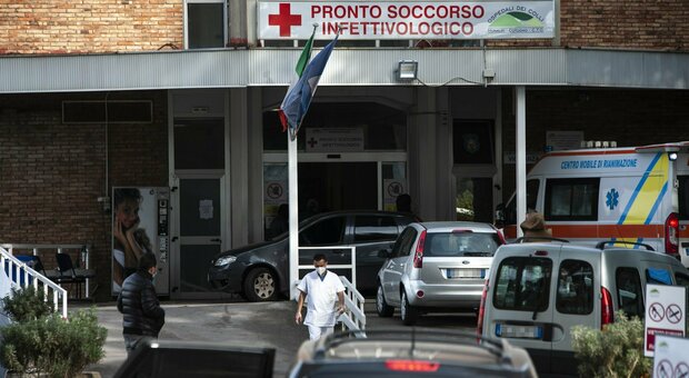 Covid a Napoli, coperte ai pazienti in auto in attesa di entrare all'ospedale Cotugno