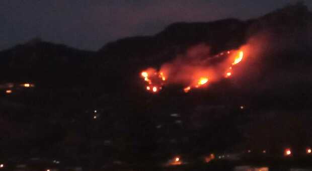 Ischia: incendio sul monte Epomeo, costa a sud dell'isola invasa dal fumo