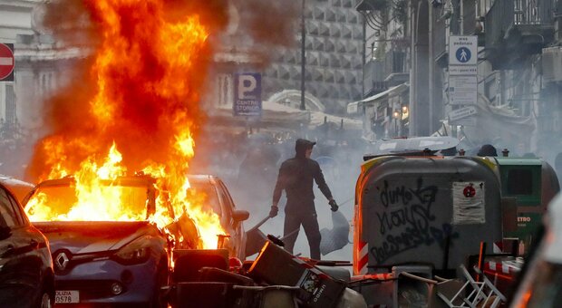 Napoli-Eintracht, guerriglia in centro: incendiata un'auto della polizia, terrore tra i residenti e i commercianti