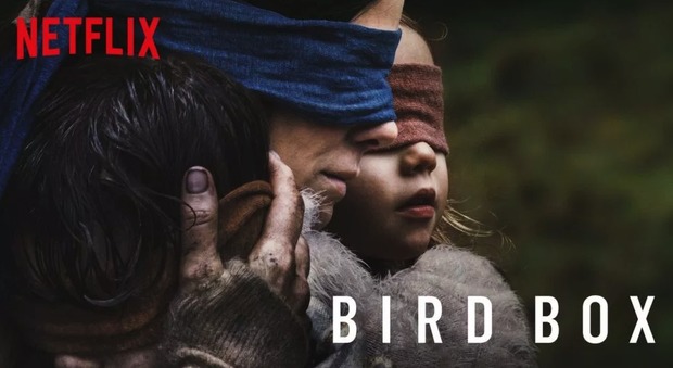 Bird Box Challenge, la sfida sul web: tutti bendati come nel film. Ira Netflix: «Non fatelo»