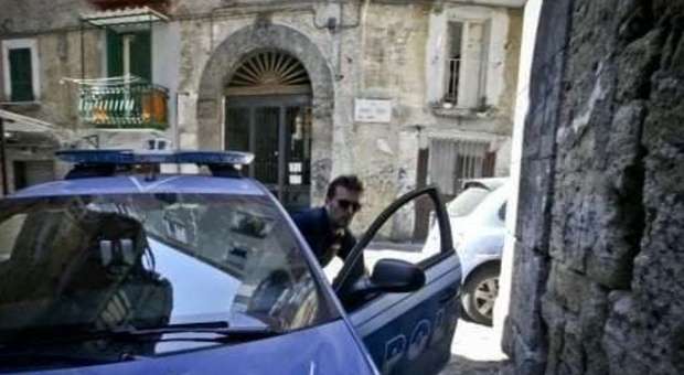 Napoli: minaccia di buttarsi giù con la figlia di 5 anni, salvata dalla polizia
