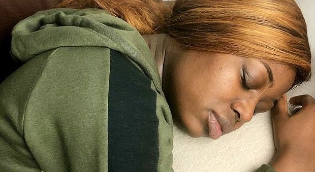 La bella addormentata reale: giovane costretta a dormire 22 ore al giorno per una rara malattia