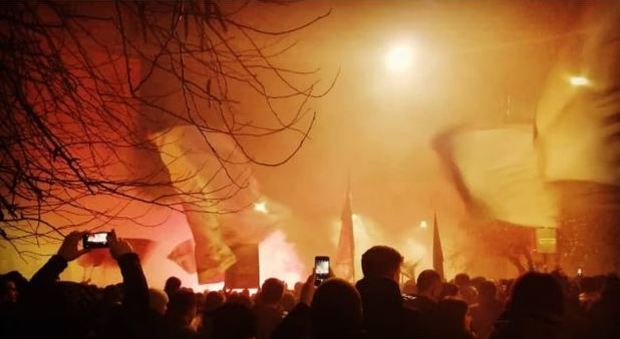 I tifosi festeggiano i 119 anni della Lazio, tensione con la polizia a Prati