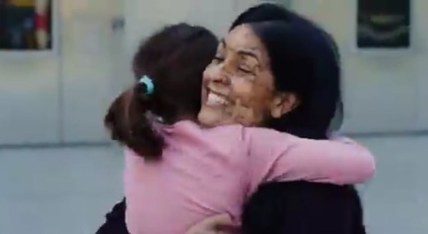 «Sono una madre e una rifugiata»: il video della Croce Rossa che commuove il web