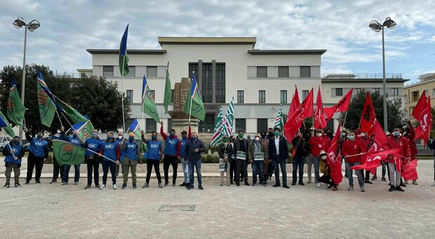 I lavoratori agricoli scendono in piazza a Latina, incontro con il prefetto Maurizio Falco