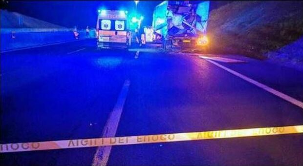 A1, incidente sulla Milano Napoli: auto si schianta contro due tir, 3 morti. Coda di 2 km
