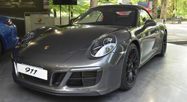 La Porsche 911 esposta nello stand del salone di Torino