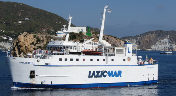 Incidente in porto a Ponza, motonave trascina via uno yacht