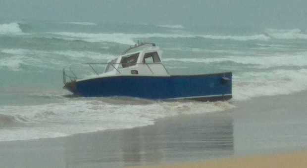 Barca affonda in Puglia, due dispersi. Un pescatore si salva nuotando