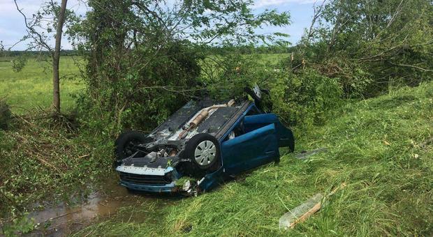 Albero abbattuto dalla tempesta precipita su un'auto: morti schiacciati fratellini di 3 e 8 anni