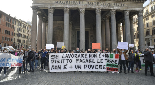 Roma, al Pantheon la protesta dei gestori di palestre e piscine: «Vogliamo la riapertura immediata»