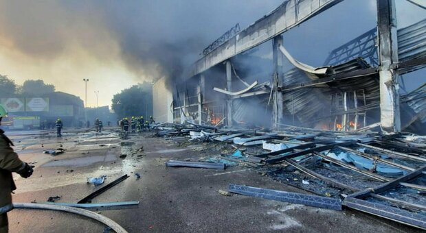 Bombardato centro commerciale a Kremenchuk Almeno 13 morti