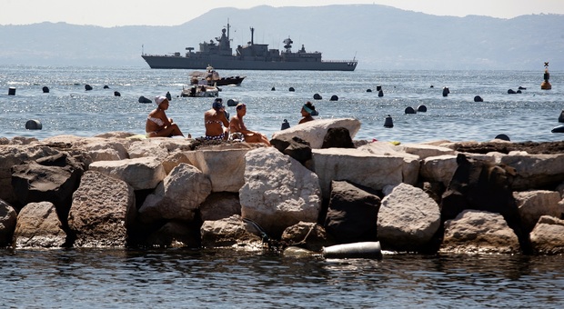 Napoli, nave da guerra in quarantena nel Golfo: morta militare greca di 19 anni, ricoverati altri due marinai