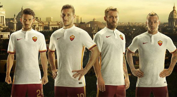 Roma, ufficializzata la maglia da trasferta bianca bordata giallorosso, calzoncini rossi