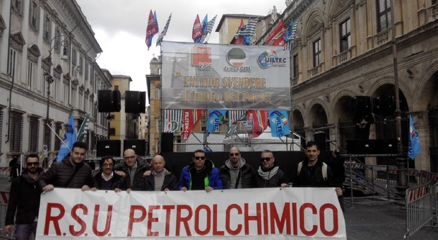 I lavoratori del petrolchimico in protesta a Roma