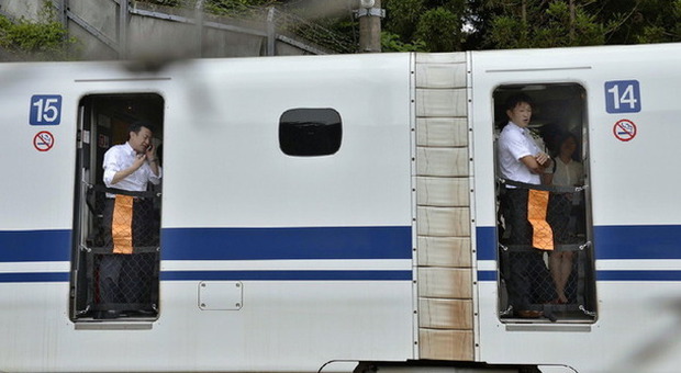 Giappone, un uomo si dà fuoco su un treno proiettile: due morti