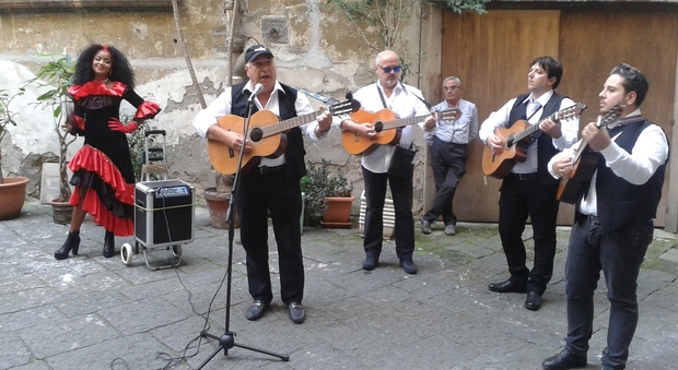 I“posteggiatori” tra le strade del centro storico di Napoli, con mandolini, chitarre e tammorre