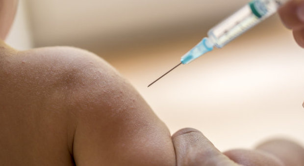 Mamma vegana si rifiuta di far vaccinare i figli, il giudice la obbliga a farlo