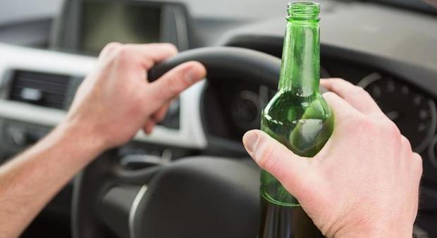 Ventunenne ubriaco al volante: con l’auto abbatte una recinzione e danneggia un camion