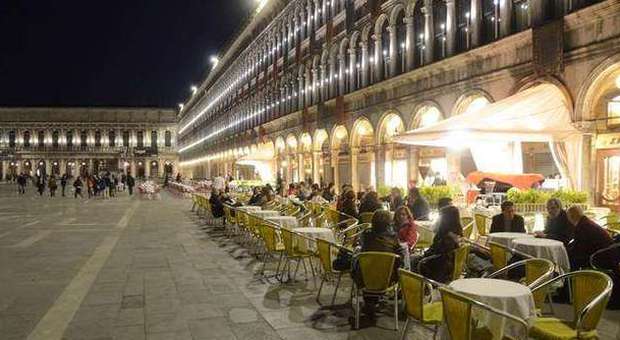 Piazza San Marco al buio per il Wwf «É scoccata "L'ora della terra"»