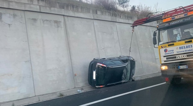 Senigallia, due auto cappottano sull'autostrada: in tre all'ospedale