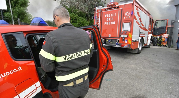 Maxi-incendio nella notte, a fuoco 50 auto: scoppia l'inferno in un'autocarrozzeria