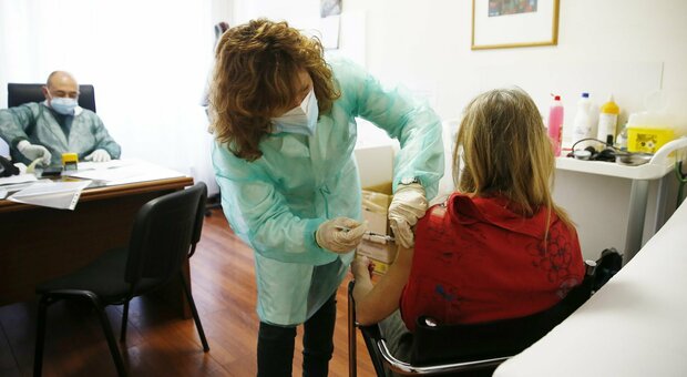 Vaccino Lazio, buchi nel sistema prenotazioni: restano fuori anche i malati oncologici