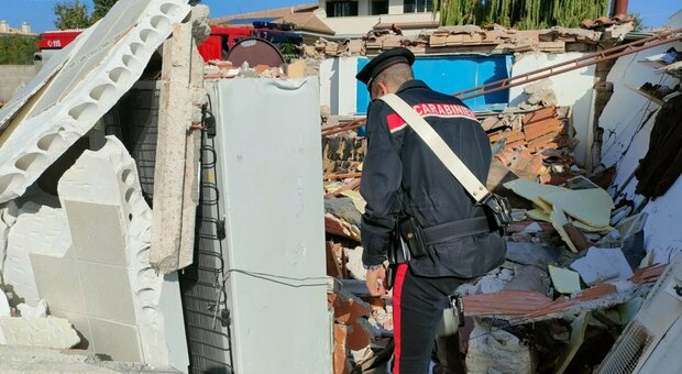 Esplosione in una villetta ad Anzio: donna estratta dalle macerie, è in fin di vita