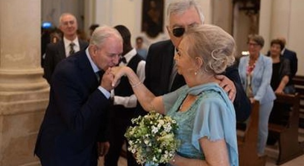 L'amore a 81 anni: il matrimonio in chiesa tra la dama e il colonnello