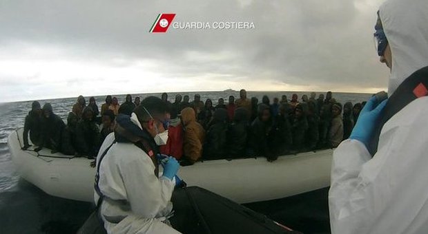 Jihadisti intercettati: pronti a partire 500mila migranti. L'Isis: «Sarà inferno in Italia con i barconi alla deriva»