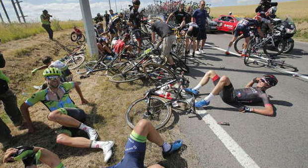 Maxi caduta al tour de France, coinvolto anche Cancellara che lascia la corsa. Tappa a Rodriguez, Froome in giallo