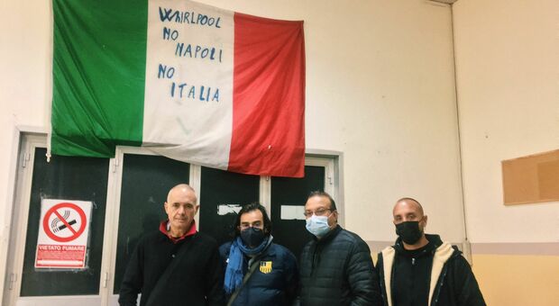 Whirlpool Napoli, la delusione in fabbrica degli operai: «Qui non c’è futuro»