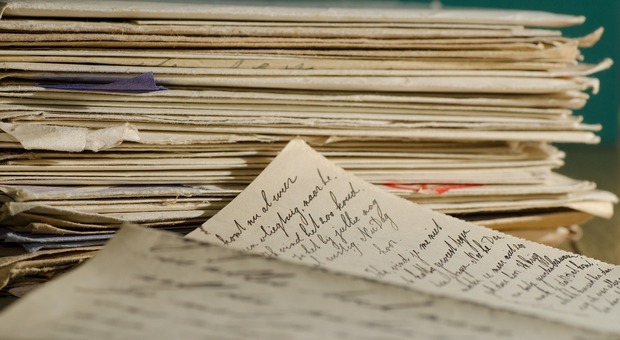 Amici di penna centenari passano a Zoom, dopo 84 anni di lettere ora la chat: «Sono ipovedente e non posso più leggere»
