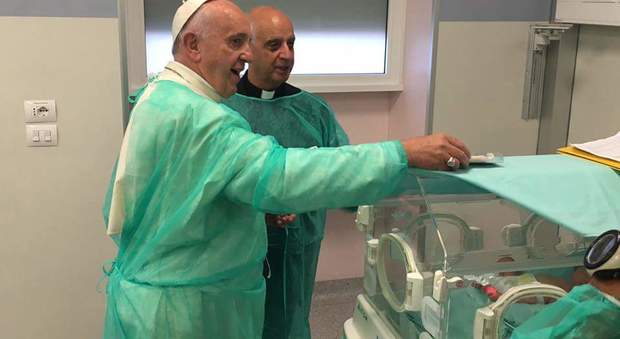 Papa Francesco in ospedale tra i genitori dei bimbi malati