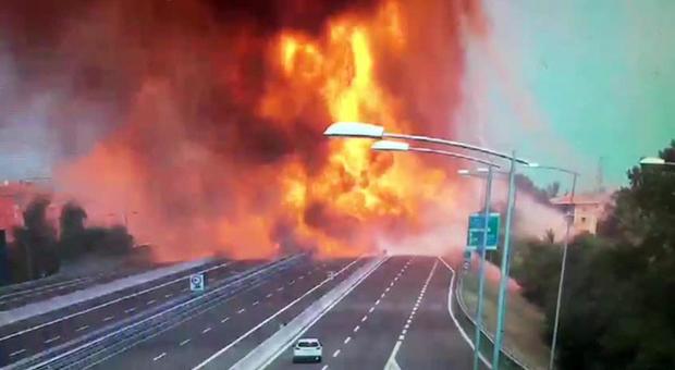 Bologna, incendio a Borgo Panigale dopo incidente in tangenziale: maxi colonna di fumo e fiamme
