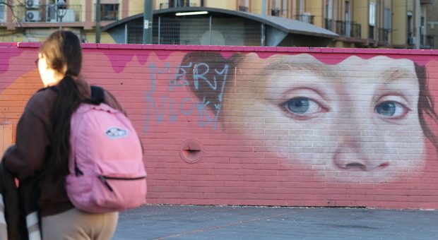 Noemi, sfregiato il murales della bimba ferita a Napoli. La rabbia della mamma: «È il solito marciume»