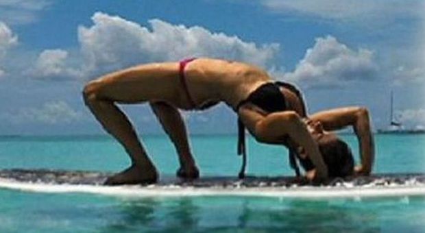 Elisabetta Canalis, sexy yoga in bikini sulla tavola da surf -Guarda