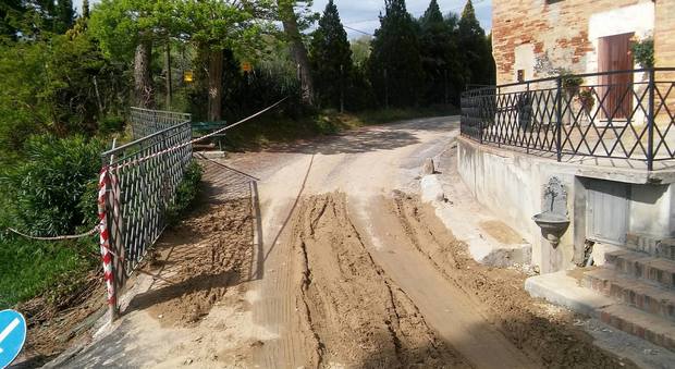 Mondolfo, invasa dal fango la strada per il Santuario Madonna delle Grotte