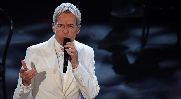 Sanremo 2019, Claudio Baglioni apre la finale in bianco. Il web esplode: «Vestito da domopak»