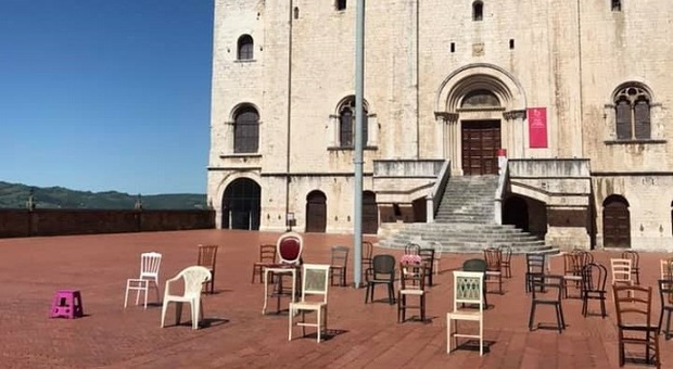 Coronavirus, sedie vuote in piazza per il turismo